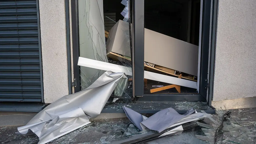 Scherben-und-ein-Bueroschrank-liegen-nach-der-Sprengung-des-Geldautomaten-nicht-im-Bild-in-der-Gemeinde-Kordel