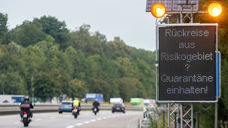 Auf der A7 werden Reisende aus Risikogebieten auf die notwendigen Quarantänemaßnahmen hingewiesen.