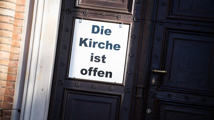 Beten kann man überall, dennoch ist der Besuch der Kirche für viele Menschen wichtig, gerade zu Weihnachten.