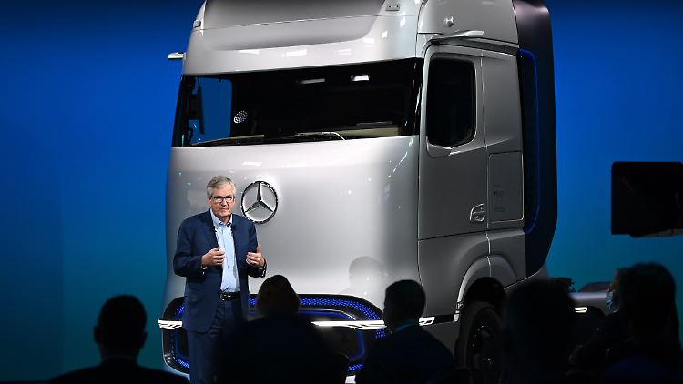 Volkswagen hat seine Lkw-Sparte schon vergangenes Jahr an die Börse gebracht, Daimler scheint diesem Beispiel zu folgen.
