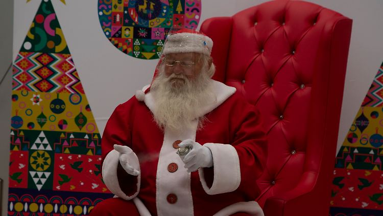 Auch wenn der Weihnachtsmann bereits gegen Corona geimpft ist - das Desinfizieren der Hände kann nicht schaden.