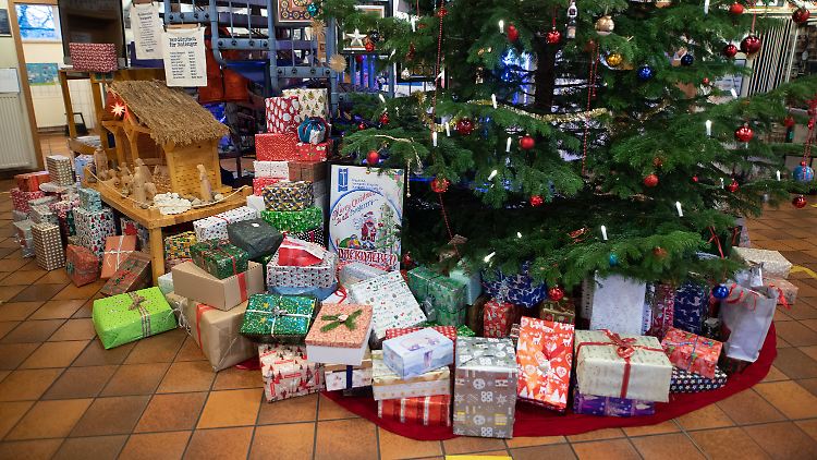 Darf es etwas weniger sein? Was das eigene Gefühl an Weihnachten schon lange propagiert, erzwingt nun oft das knappe Geld.