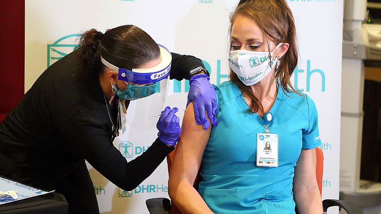In den USA werden Krankenschwestern und andere Beschäftigte im Gesundheitssystem bereits seit Mitte Dezember geimpft.