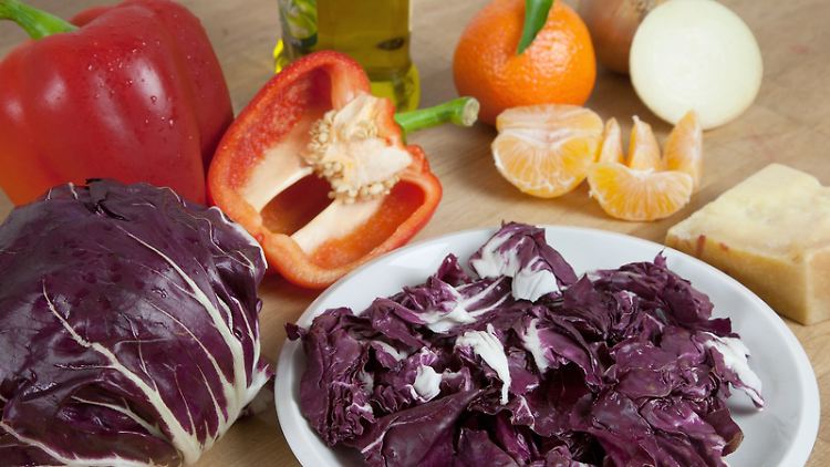 Bei Kater hilft vor allem Gemüse mit bitterer Geschmacksrichtung - wie etwa Radicchio. Auch rohes oder gedünstetes Gemüse und viel Obst sind leichte Essens-Alternativen.