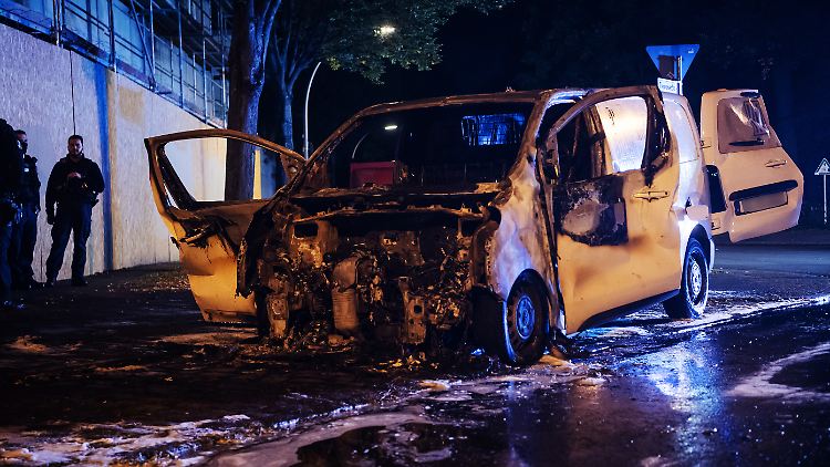 Eines der ausgebrannten Autos in Neukölln.