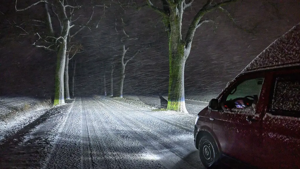 Schnee-und-Glaette-fuehren-immer-wieder-zu-Unfaellen-auf-den-Strassen