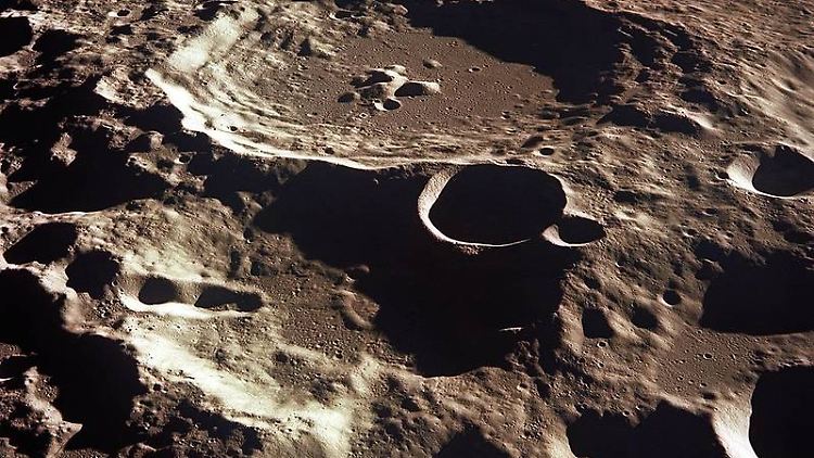 Krater Daedalus auf der Mondrückseite, bereits entdeckt von der Apollo-11-Raumsonde.