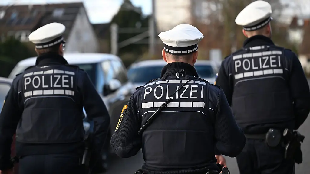 Polizisten-nahmen-nach-einer-Auseinandersetzung-in-Heilbronn-drei-Maedchen-vorlaeufig-fest