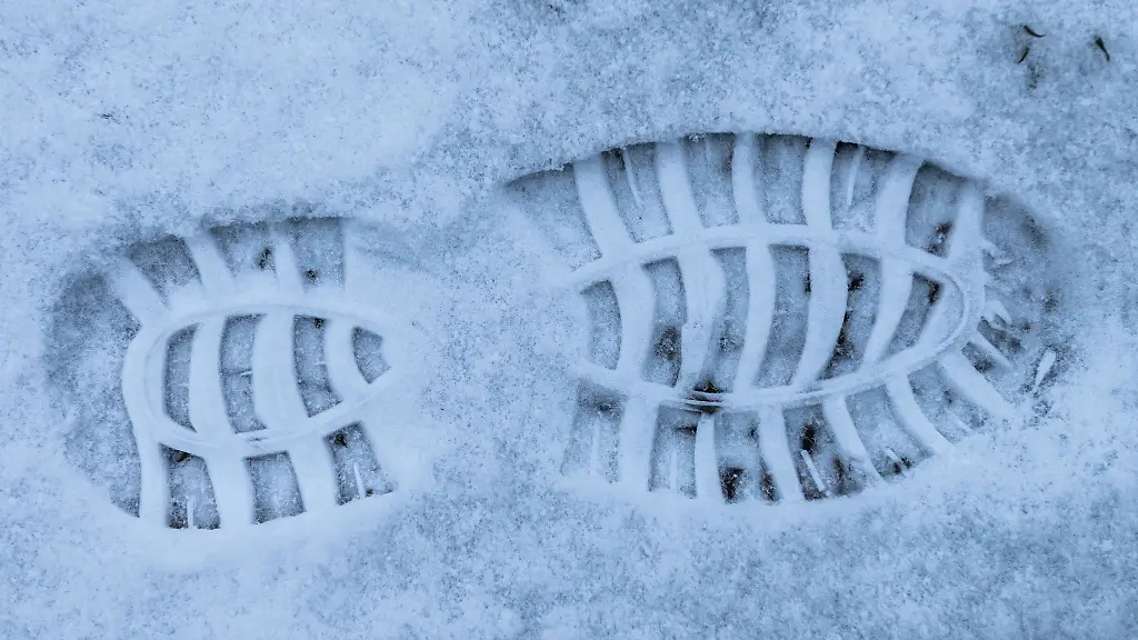 Spuren-im-Schnee-fuehrten-in-Altenberg-zu-einem-Tatverdaechtigen-Symbolbild