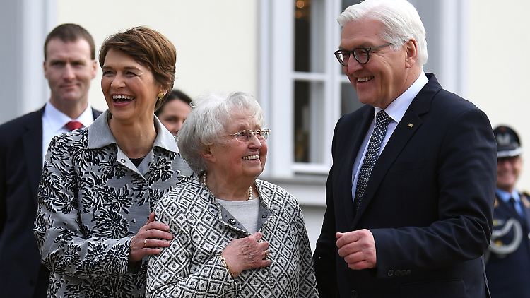 Der damals neu benannte Bundespräsident Frank-Walter Steinmeier, seine Frau Elke Büdenbender (l) und seine Mutter Ursula 2017 vor dem Schloss Bellevue.