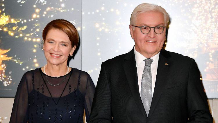 Elke Büdenbender und Frank Walter Steinmeier nach der Aufzeichnung einer TV-Sendung.