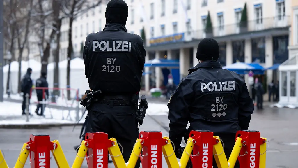 Die-Polizei-habe-die-komplexe-Einsatz-und-Versammlungslage-bravouroes-gemeistert-so-Bayerns-Innenminister