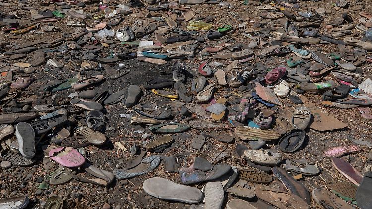 Zurückgelassene Schuhe von Menschen auf der Flucht vor dem Konflikt in der Region Tigray.