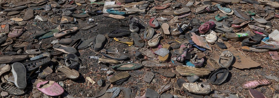 Zurückgelassene Schuhe von Menschen auf der Flucht vor dem Konflikt in der Region Tigray.