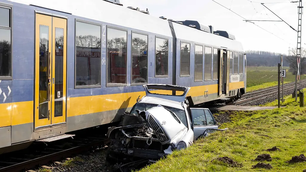 Ein-Zug-und-ein-Auto-stossen-an-einem-Bahnuebergang-in-Moers-Repelen-zusammen-Der-Fahrer-wird-schwer-verletzt-die-Strecke-voruebergehend-gesperrt