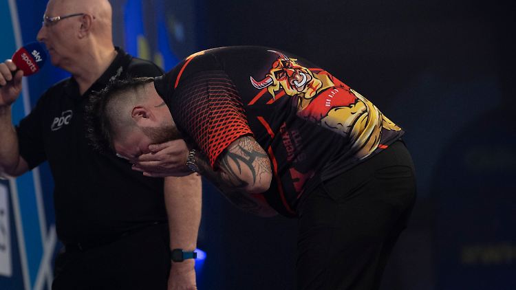 Am Boden zerstört: Titelkandidat Michael Smith scheitert bei der Darts-WM im ersten Spiel.