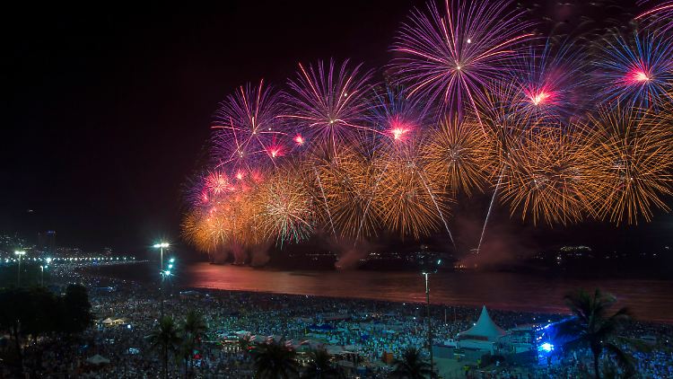 Ein Feuerwerk bei den Neujahrsfeierlichkeiten über dem Strand der Copacabana. Zum Jahreswechsel 2020/2021 sperrt Rio de Janeiro das Viertel ab. 