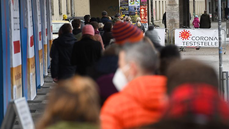 Der Andrang an den Münchner Teststellen ist groß.