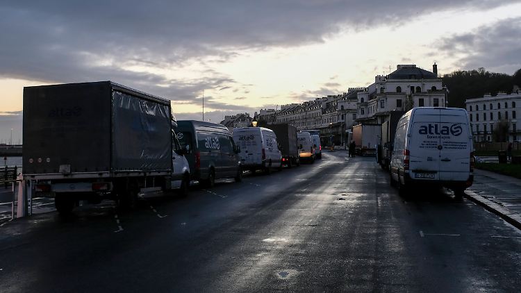 Nur langsam dürfte sich der große Lkw-Stau in Dover auflösen.