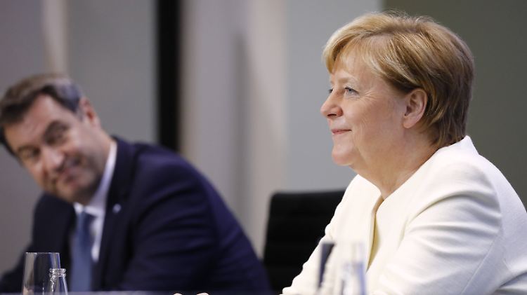 Kanzlerin Merkel und CSU-Chef Söder sorgen für den Auftrieb der Union. Nach Maß der Dinge dürfte aber keiner der beiden die nächste Regierung anführen.