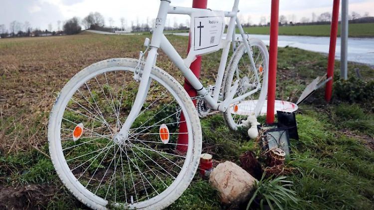 An einigen Orten erinnern weiße Fahrräder nach einem Verkehrsunfall an einen verunglückten Radfahrer.