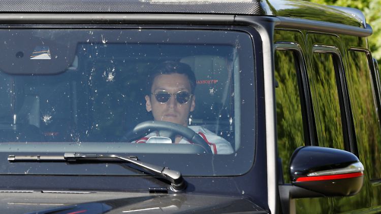 Mesut Özil, hier im Mai 2020 noch auf dem Weg zum Arsenal-Training, könnte in Fenerbahçe Istanbul bald einen neuen Verein gefunden haben.