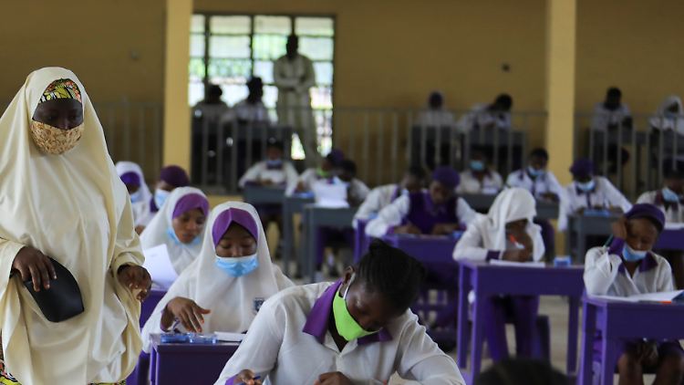 Auch nigerianische Kinder müssen in der Schule eine Maske tragen.