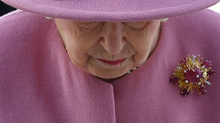 Queen Elizabeth II. "äußert" in dem BBC-Filmchen ihr Unbehagen über den Auszug eines ihrer Enkel nach Kanada.