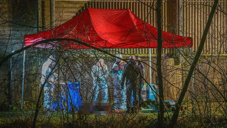 Die Polizei hat nach eigenen Angaben noch keine konkreten Hinweise auf das Motiv der Täter.