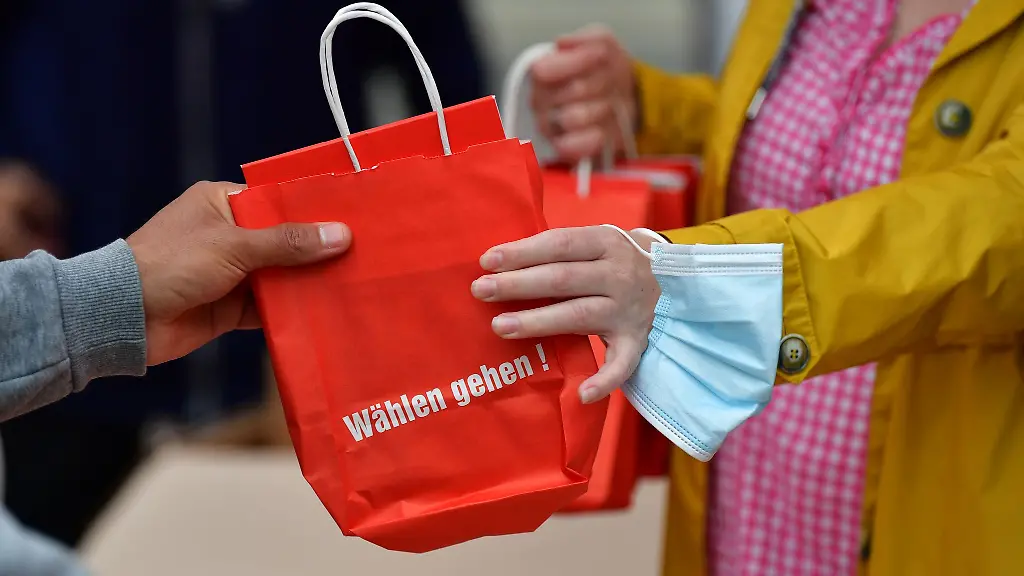 Eine-Frau-soll-in-Berlin-Lichtenberg-Wahlhelfer-der-Partei-Die-Linke-angegriffen-haben