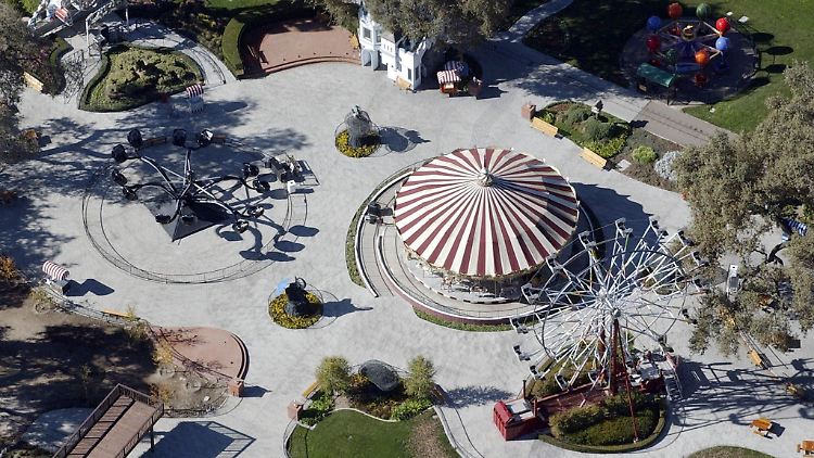 Die "Neverland"-Ranch ist 1100 Hektar groß und liegt in 65 Kilometern Entfernung von Santa Barbara in Südkalifornien.