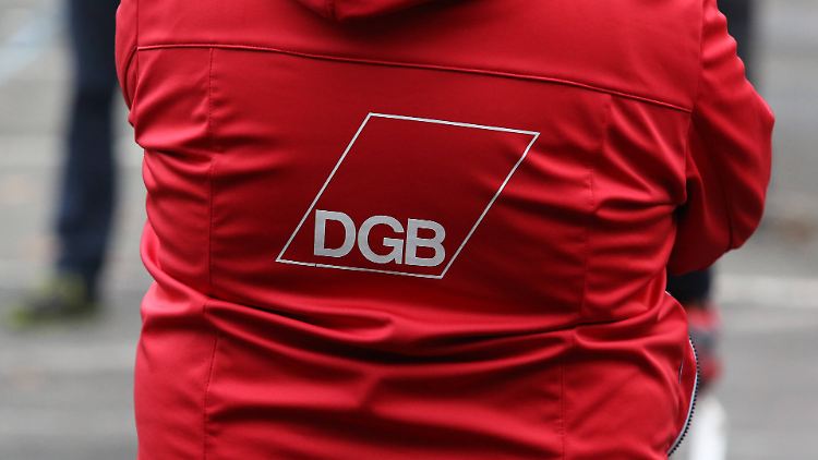 Beschäftigte sollen wegen einer Corona-Erkrankung keine Angst um ihre Jobs haben, fordert der DGB.