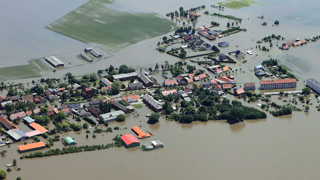 Im-Juni-2013-standen-weite-Teile-Sachsen-Anhalts-unter-Wasser-Elbe-und-Saale-etwa-waren-weit-ueber-die-Ufer-getreten