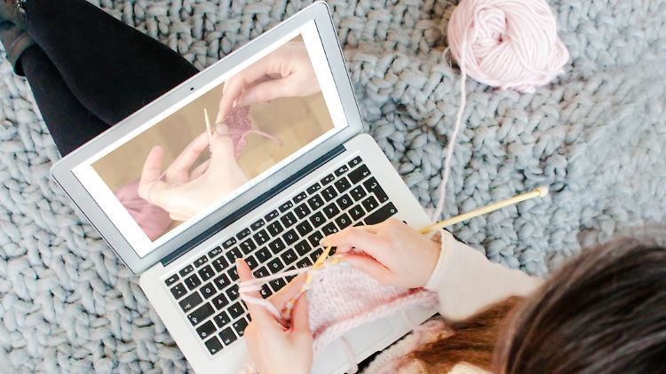 Viele Hersteller bieten mittlerweile fertige Pakete mit Wolle, Nadeln und einer Anleitung für zu Hause an.