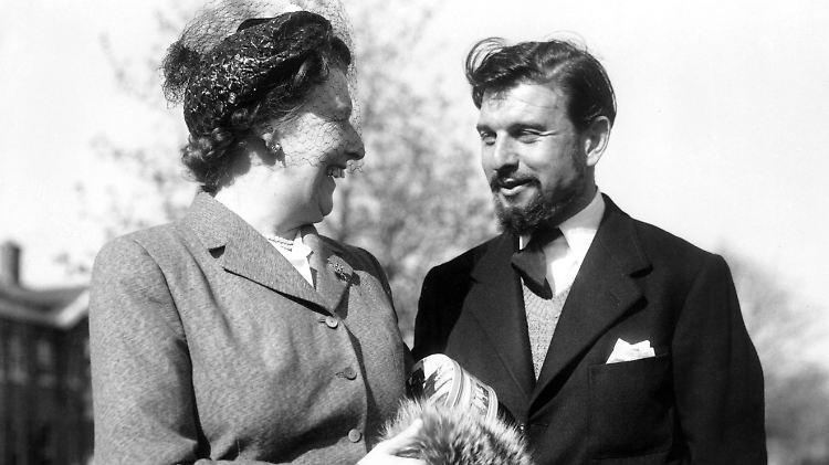 Blake im Juni 1953 mit seiner Mutter nach seiner Freilassung aus Nordkorea.