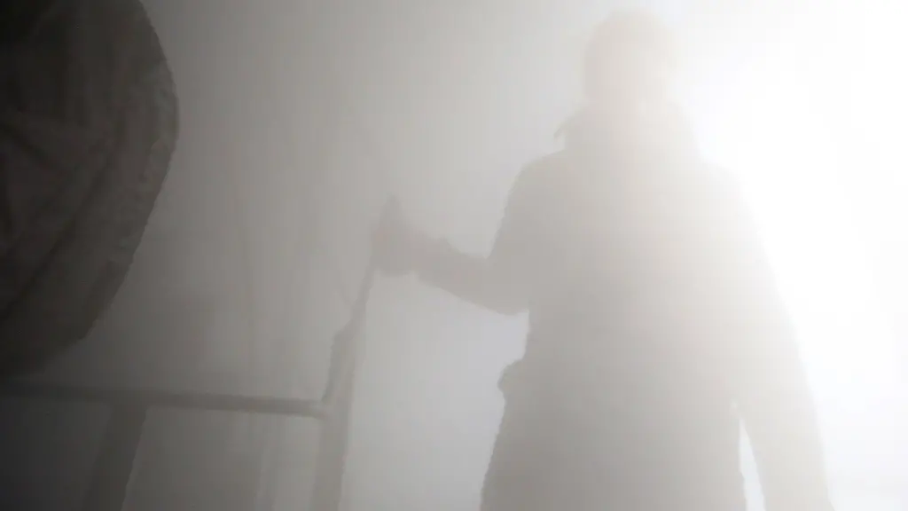 Die-Feuerwehr-rettete-den-Mann-aus-seiner-verrauchten-Wohnung