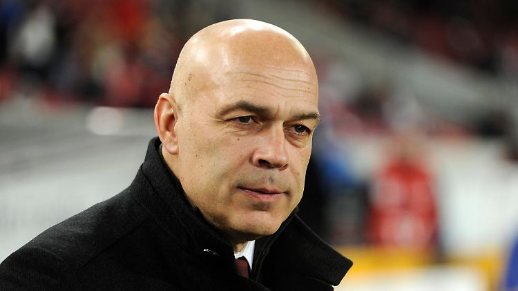 Christian Gross muss beim FC Schalke ganz schnell ganz viel bewegen.