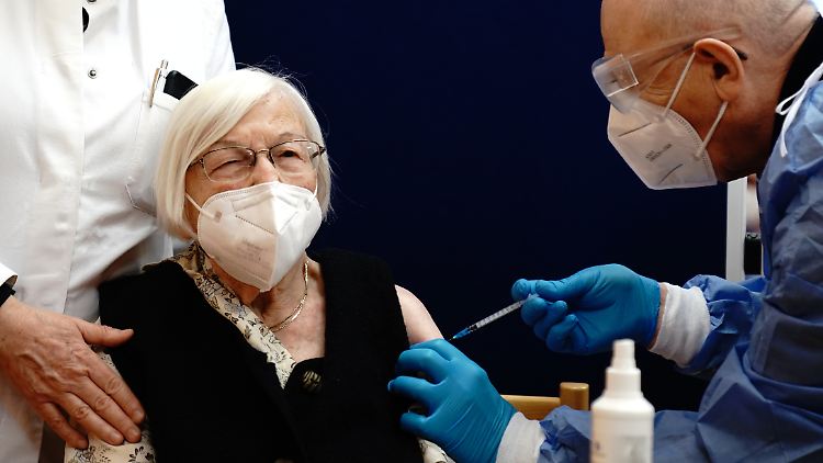 Impfarzt Fatmir Dalladaku (r.) verabreicht der 101-jährigen Gertrud Haase (M.) das begehrte Vakzin. im Pflegeheim Agaplesion Bethanien Sophienhaus. 