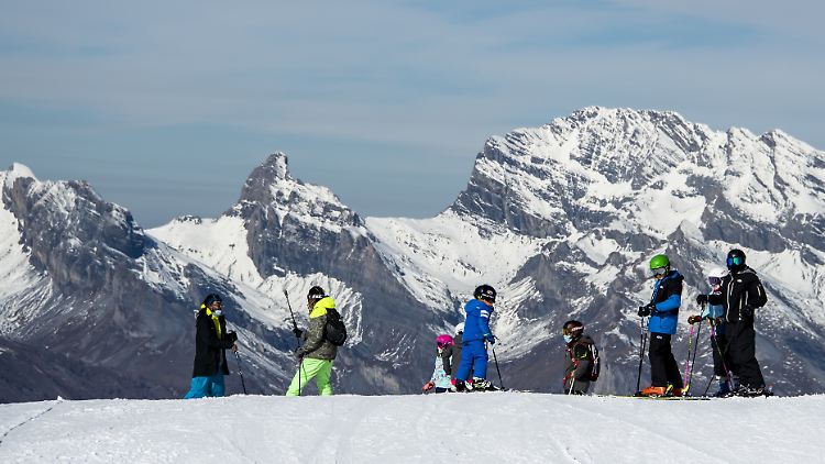 Verbier in den Schweizer Alpen ist ein beliebter Ferienort für Skifahrer. 