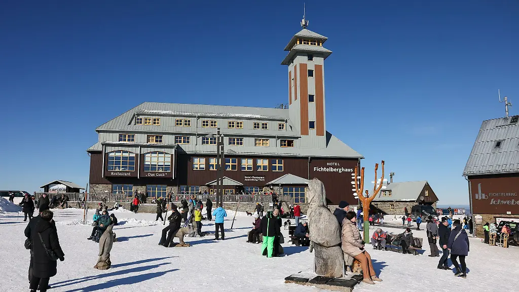 Die-Winterferien-haben-begonnen-In-den-saechsischen-Wintersportgebieten-wie-etwa-am-Fichtelberg-herrscht-Hochbetrieb