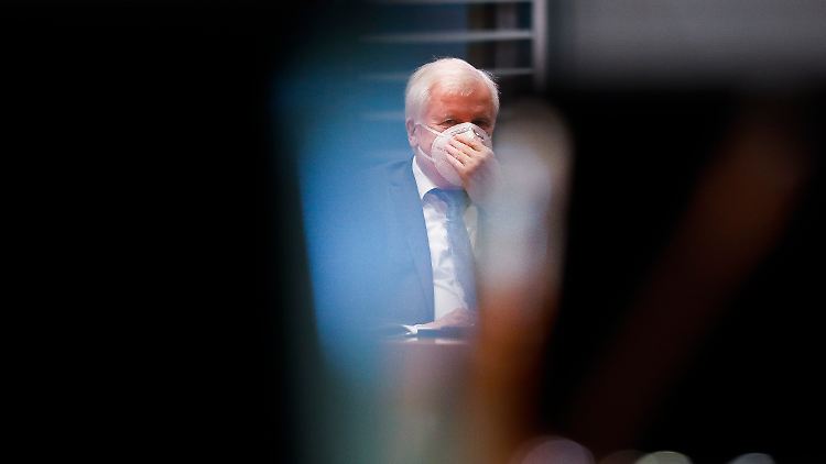 Eine "angezogene Handbremse" ist nicht genug, sagt Innenminister Seehofer.