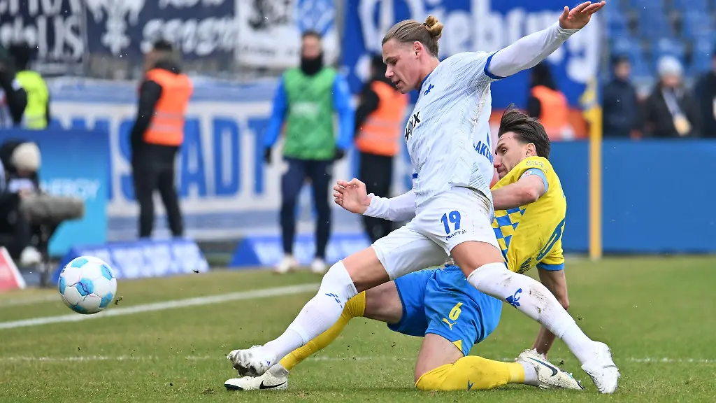 Darmstadts-Fynn-Luca-Lakenmacher-l-im-Zweikampf-mit-Braunschweigs-Ermin-Bicakcic