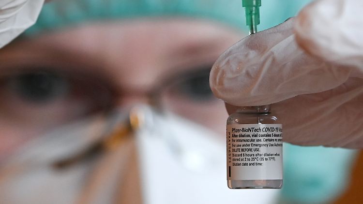 Nach Angaben des Herstellers Biontech muss der Impfstoff für einen längeren Zeitraum bei minus 70 Grad gelagert werden.