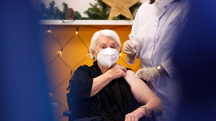 Als erste Kölnerin erhielt die 92-jährige Gertrud Vogel, Bewohnerin eines Pflegeheims, die Corona-Impfung.