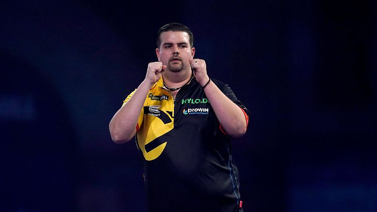 Gabriel Clemens besiegt Weltmeister Peter Wright in der dritten Runde der Darts-WM.