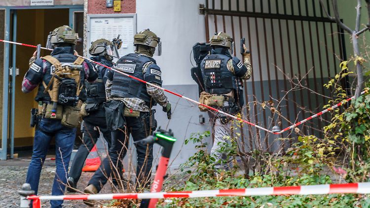 Schwer bewaffnete Polizisten untersuchen den Tatort in der Stresemannstraße.