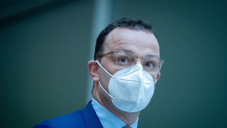 "Keiner sollte Sonderrechte einfordern, bis alle die Chance zur Impfung hatten", sagt Spahn.
