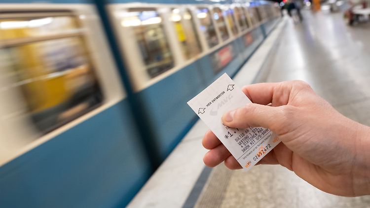 In der Corona-Pandemie sind die Fahrgastzahlen im Nahverkehr zeitweise dramatisch eingebrochen.