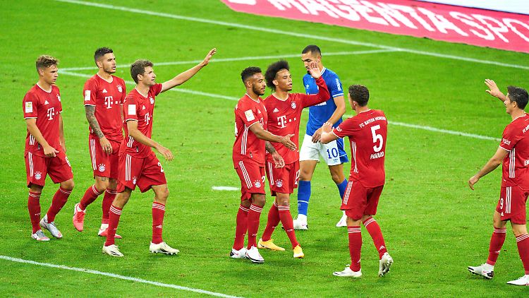Sinnbildlich: Am ersten Spieltag der Saison 2020/21 fegte Bayern München Schalke 04 mit 8:0 vom Platz.