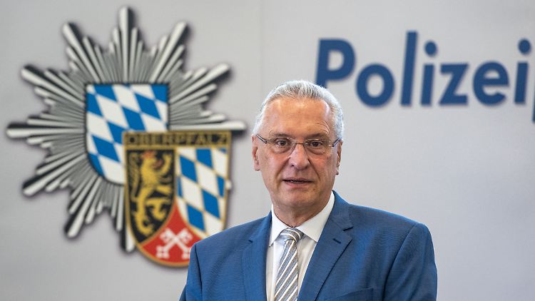 Bayerns Innenminister Joachim Herrmann setzt sich für eine schnelle Bekämpfung von Hassbotschaften im Internet ein.